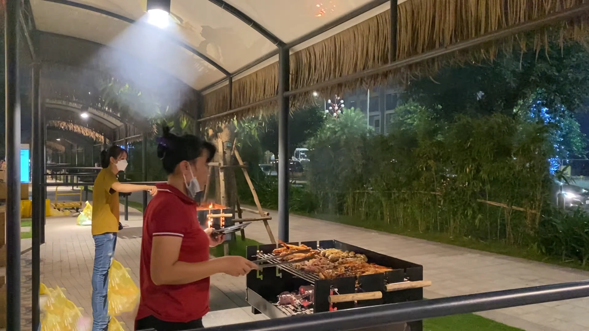 Một cư dân đang sử dụng Vườn nướng BBQ Vinhomes Smart City