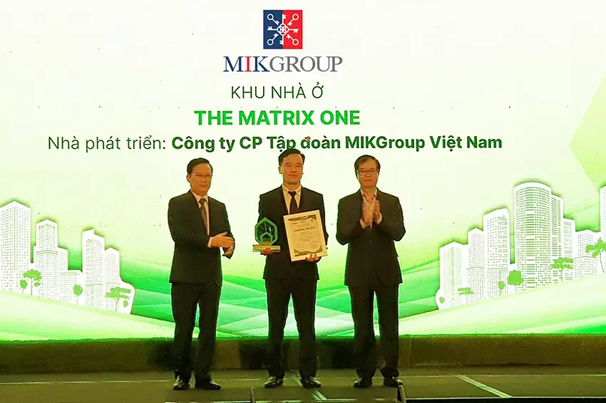 Đại diện MIKGroup nhận chứng nhận Dự án đáng sống dành cho The Matrix One